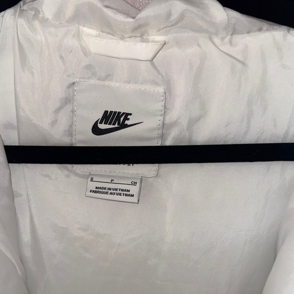 Nike Women's Puffer Jacket in White - Picture 6 of 8